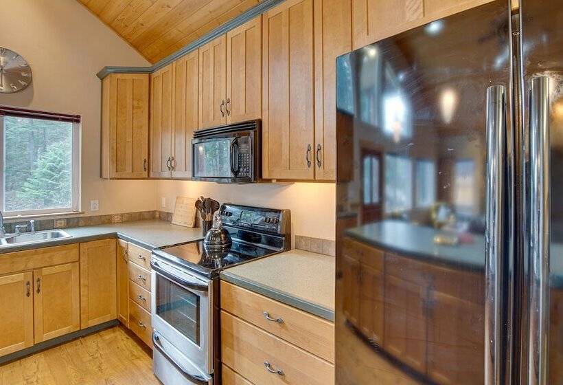 1 Mi To Lake Easton: Cabin W/ Fire Pit + Deck!