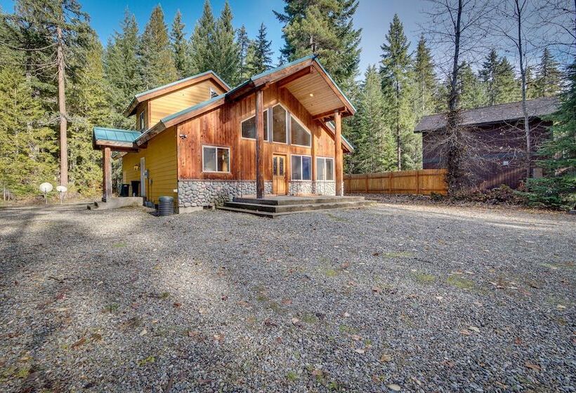1 Mi To Lake Easton: Cabin W/ Fire Pit + Deck!