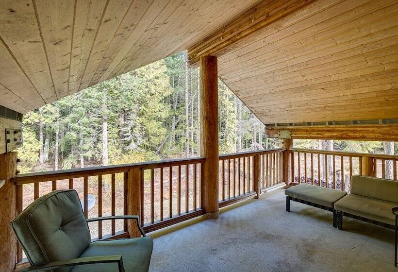 1 Mi To Lake Easton: Cabin W/ Fire Pit + Deck!