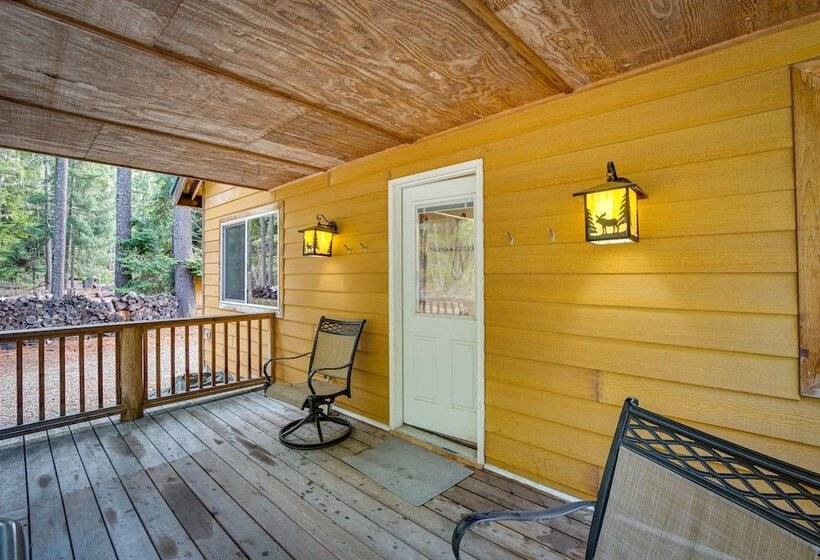 1 Mi To Lake Easton: Cabin W/ Fire Pit + Deck!