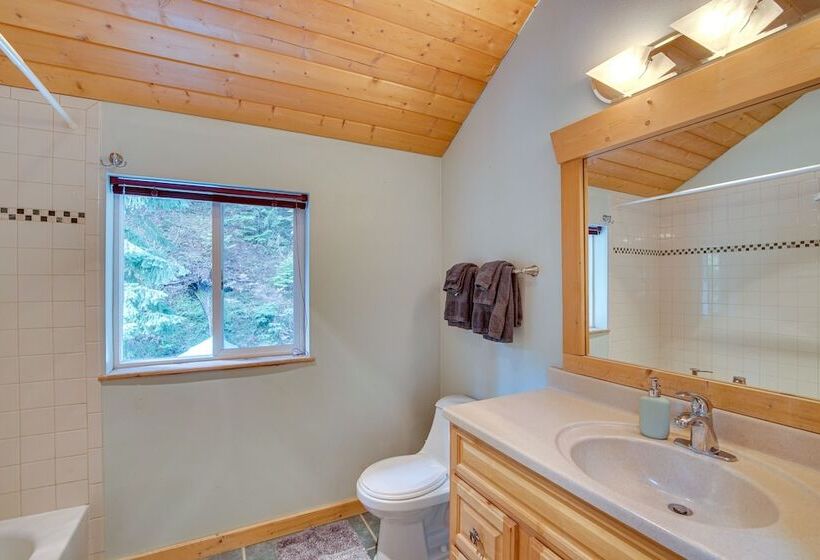 1 Mi To Lake Easton: Cabin W/ Fire Pit + Deck!