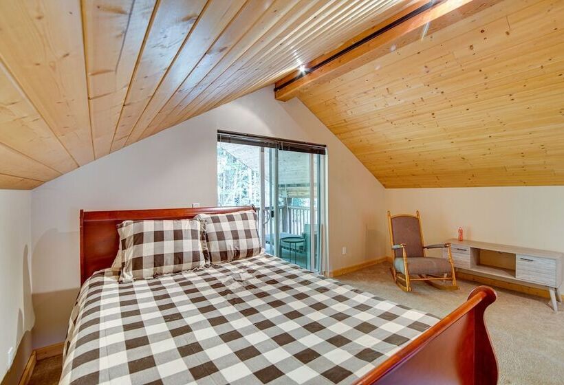 1 Mi To Lake Easton: Cabin W/ Fire Pit + Deck!