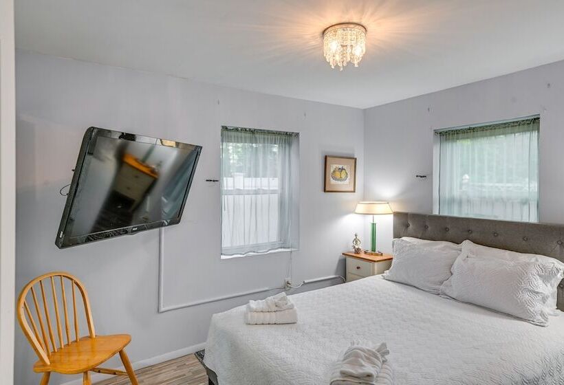 Pet Friendly Great Neck Home ~ 1 Mi To Kings Point