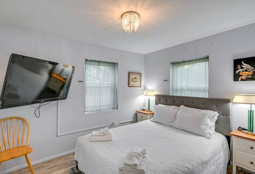 Pet Friendly Great Neck Home ~ 1 Mi To Kings Point