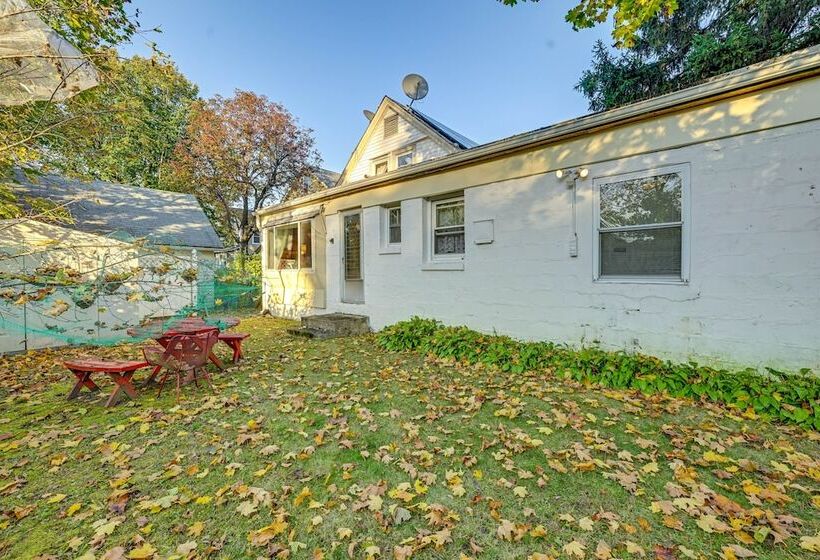 Pet Friendly Great Neck Home ~ 1 Mi To Kings Point