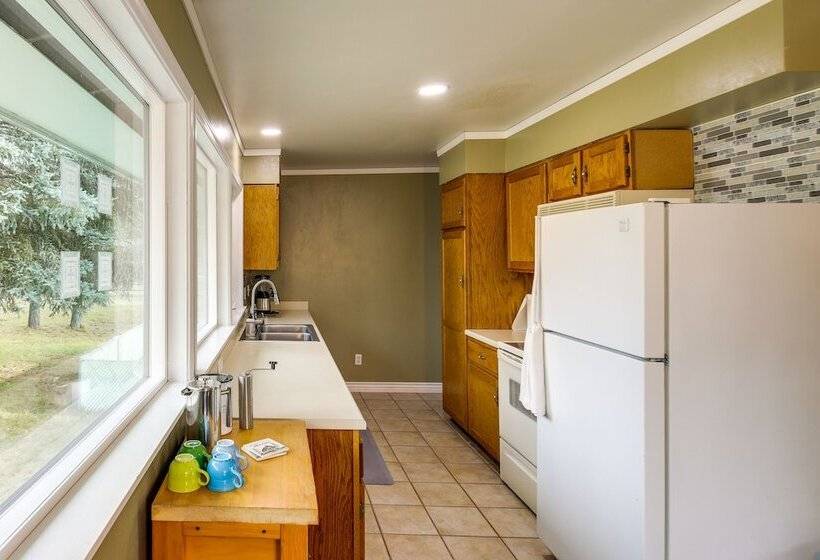 Pet Friendly Montana Abode W/ Balcony & Fireplace!
