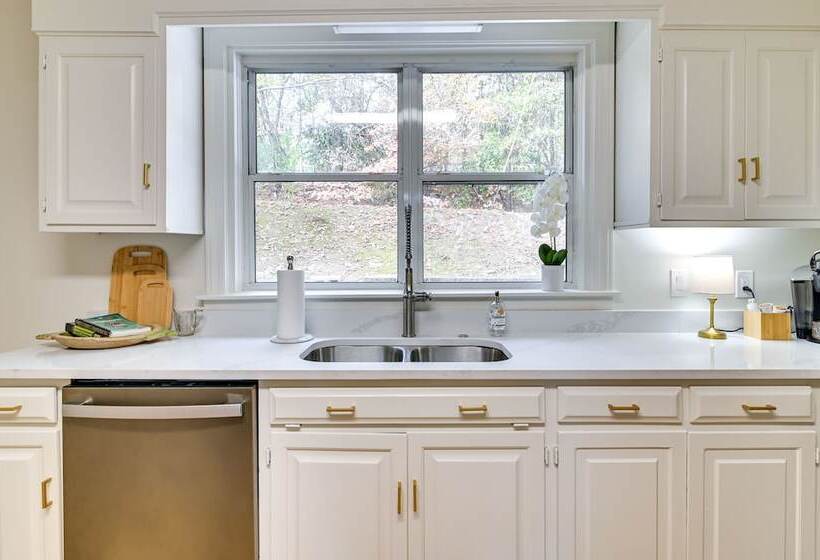 Centrally Located Home ~ Steps To Oxford Square!