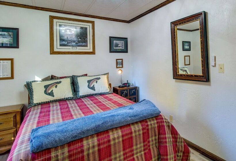 Pinetop Lakeside Cabin Rental: Porch & Fire Pit!