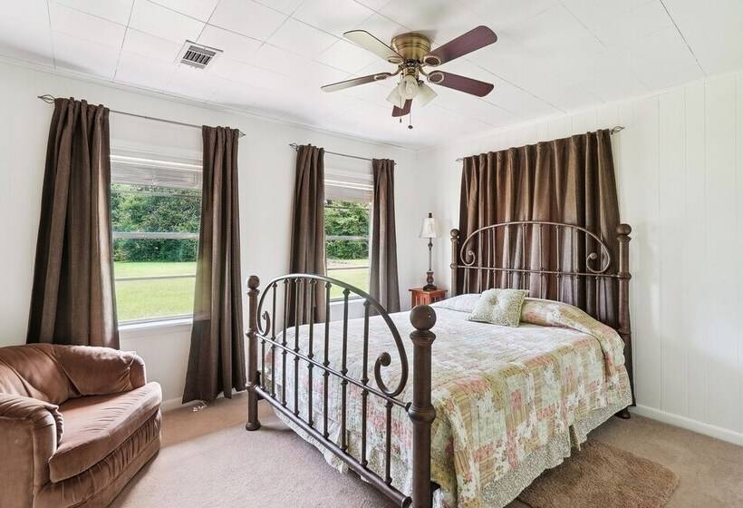 Private Lakefront Escape: Covered Patio, Fire Pit!