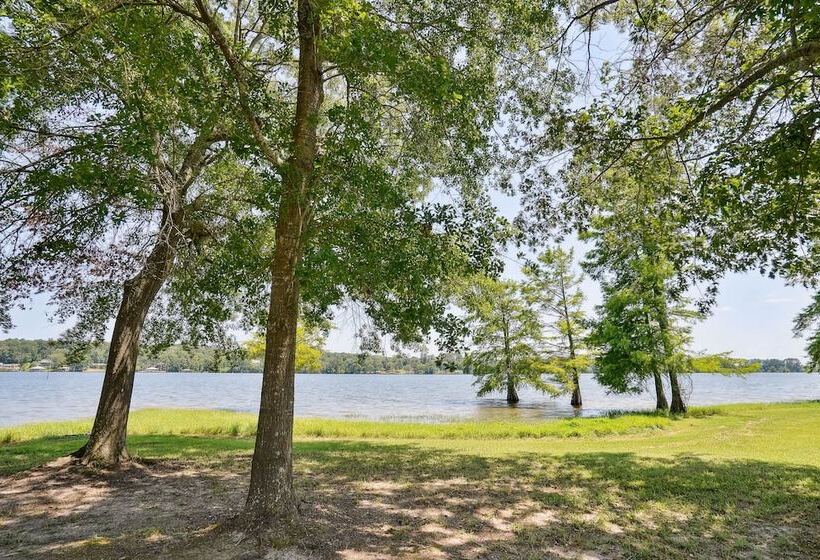 Private Lakefront Escape: Covered Patio, Fire Pit!