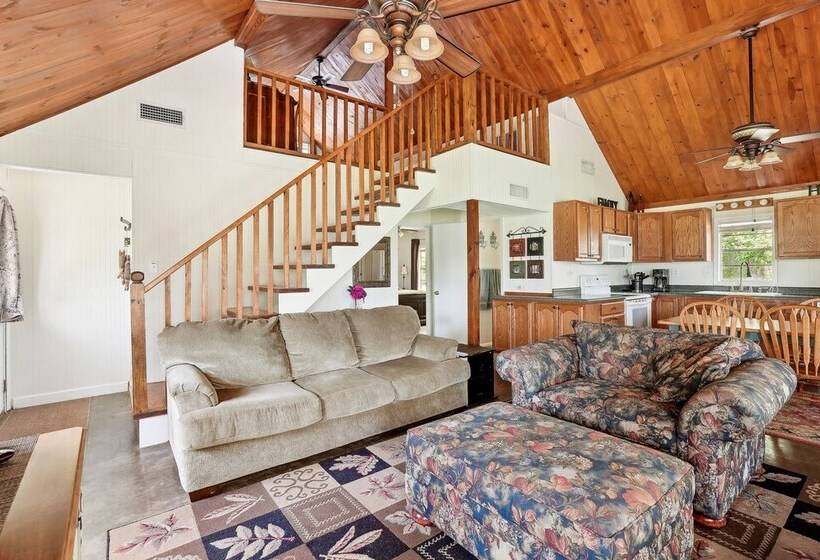 Private Lakefront Escape: Covered Patio, Fire Pit!