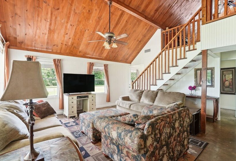 Private Lakefront Escape: Covered Patio, Fire Pit!