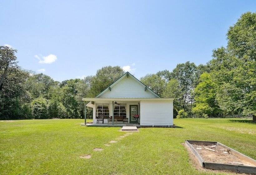 Private Lakefront Escape: Covered Patio, Fire Pit!