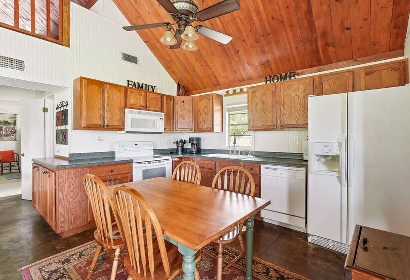 Private Lakefront Escape: Covered Patio, Fire Pit!