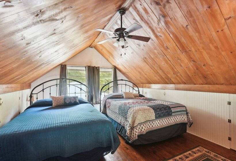 Private Lakefront Escape: Covered Patio, Fire Pit!