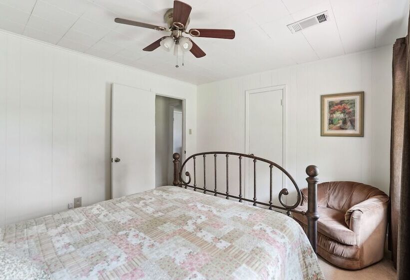 Private Lakefront Escape: Covered Patio, Fire Pit!