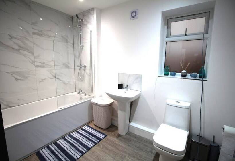 레지던스 2 Bed Bungalow   Large Enclosed Garden   New Build