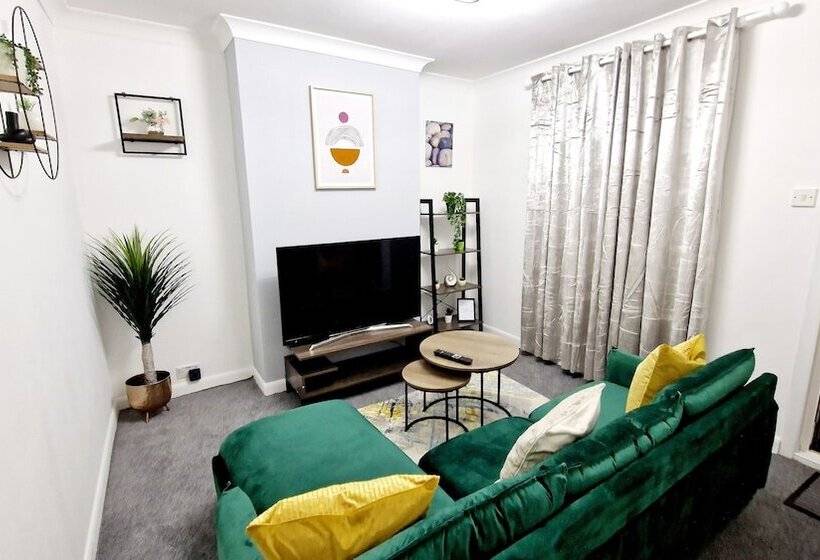 إقامة Beautiful 2 Bed House In Gillingham
