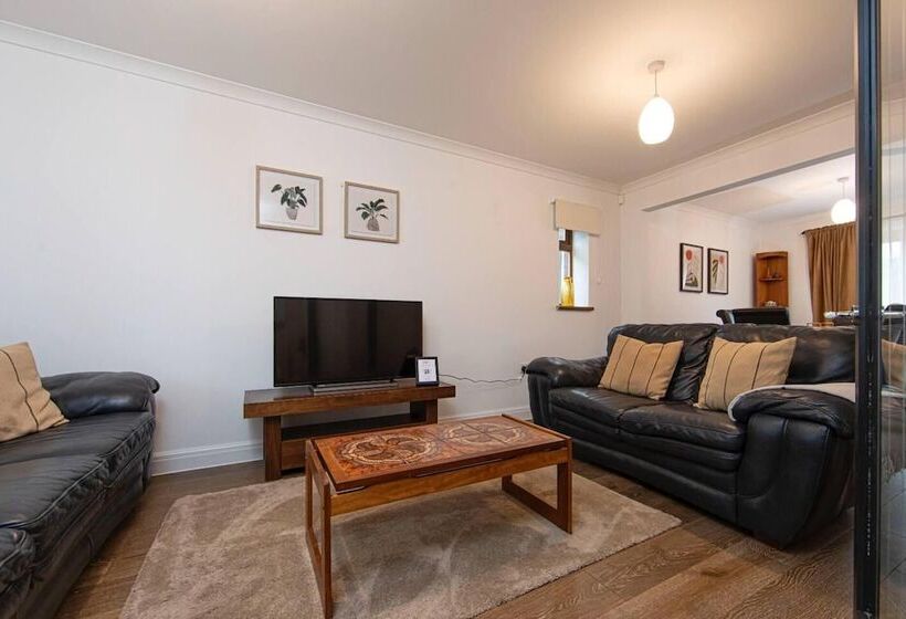 إقامة Beautiful 3 Bed House In Merthyr Tydfil