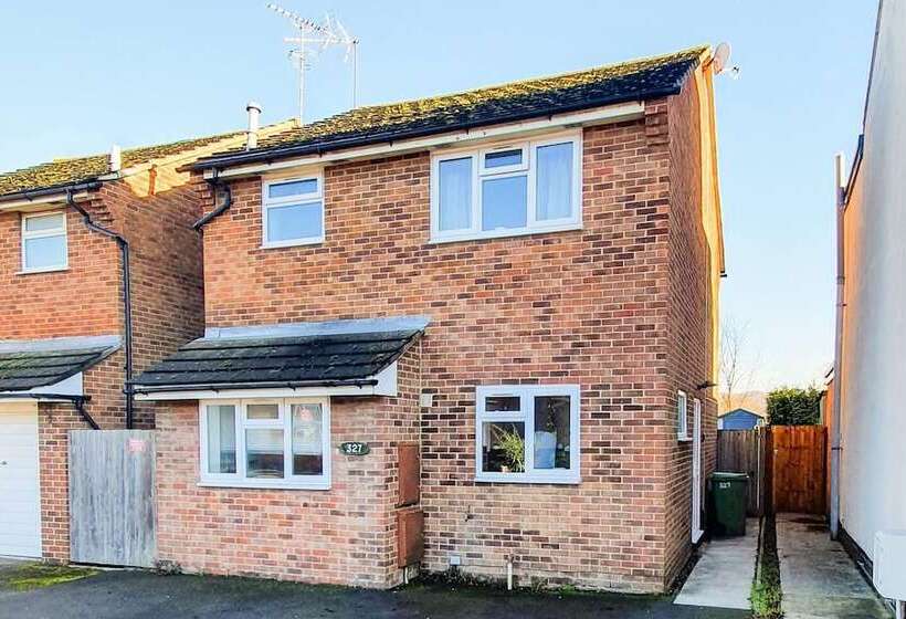 إقامة Impeccable 4 Bed House In Cheltenham