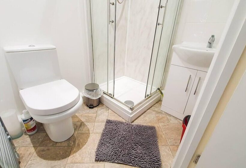 레지던스 Impeccable 4 Bed House In Cheltenham