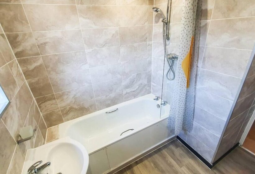 레지던스 Impeccable 4 Bed House In Cheltenham