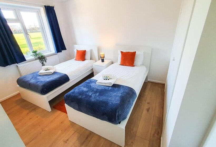 레지던스 Impeccable 4 Bed House In Cheltenham