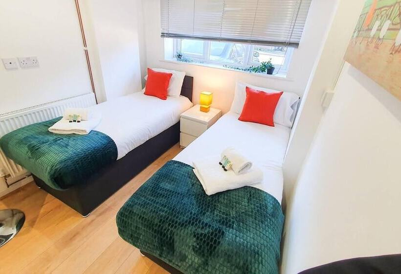 레지던스 Impeccable 4 Bed House In Cheltenham