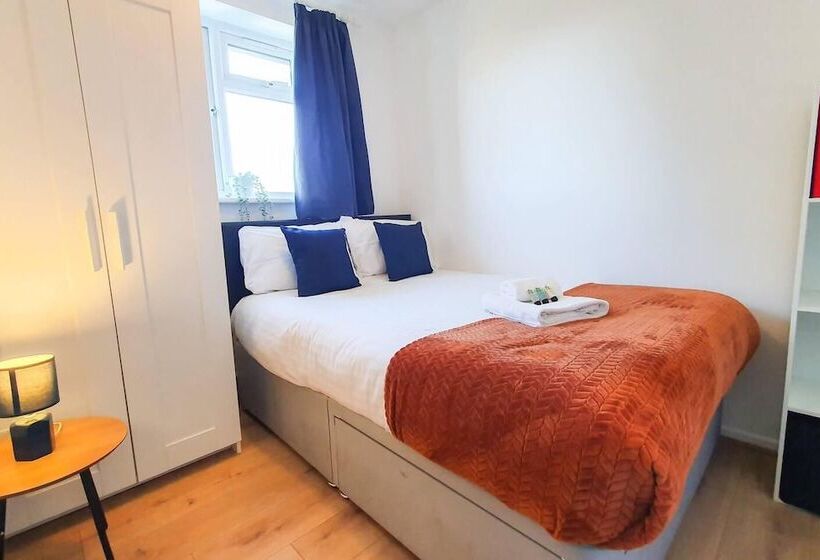 레지던스 Impeccable 4 Bed House In Cheltenham