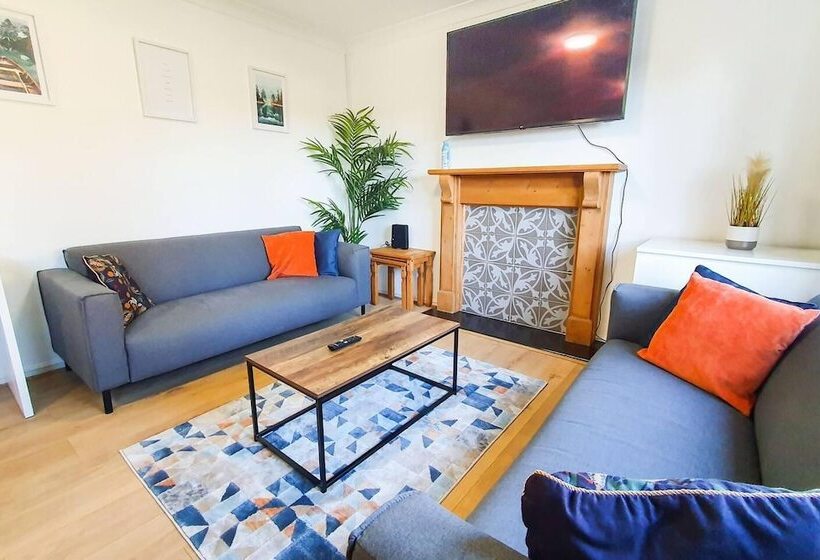 إقامة Impeccable 4 Bed House In Cheltenham