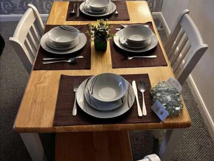 إقامة Charming 3 Bed House In Gloucester