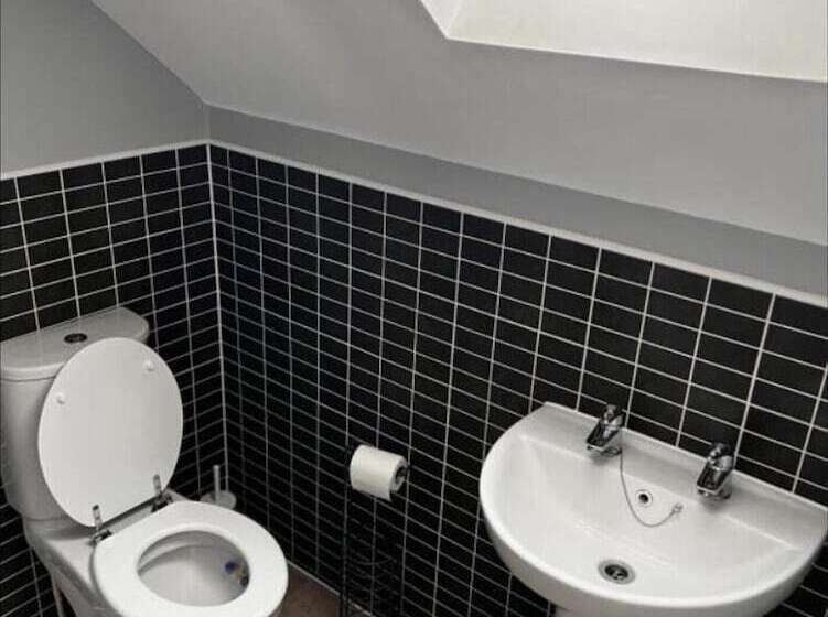 إقامة Charming 3 Bed House In Gloucester