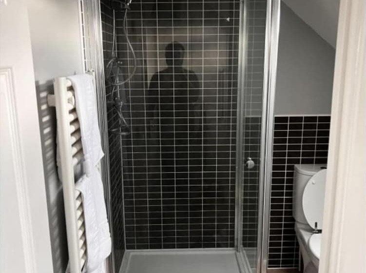 إقامة Charming 3 Bed House In Gloucester