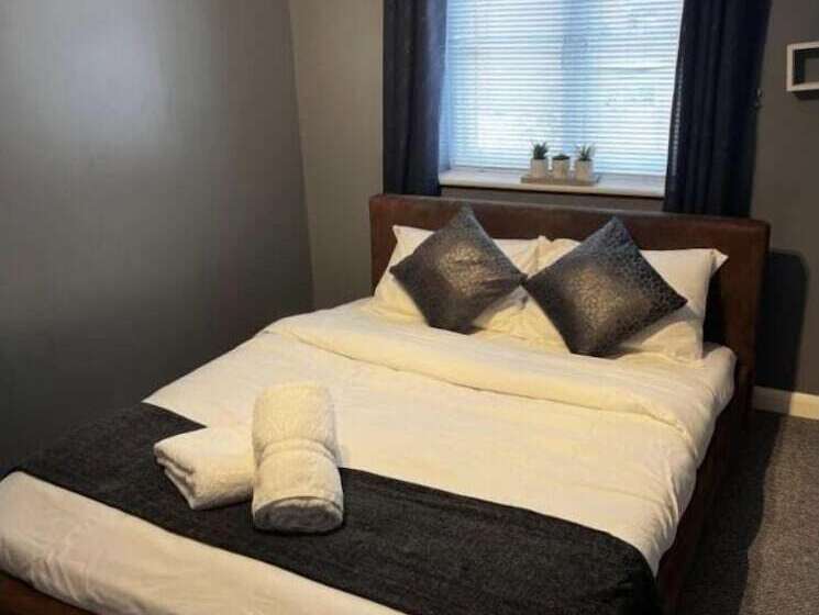 إقامة Charming 3 Bed House In Gloucester