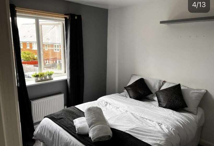 إقامة Charming 3 Bed House In Gloucester