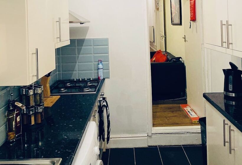 اقامتگاه Inviting 7 Bed House In Coventry City Centre