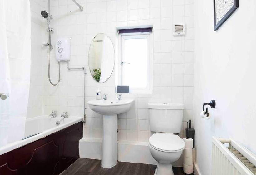 Резиденция Leeds Luxury 3 Bedroom Retreat