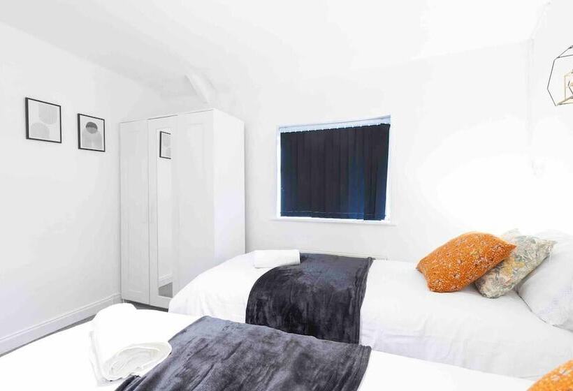 Резиденция Leeds Luxury 3 Bedroom Retreat