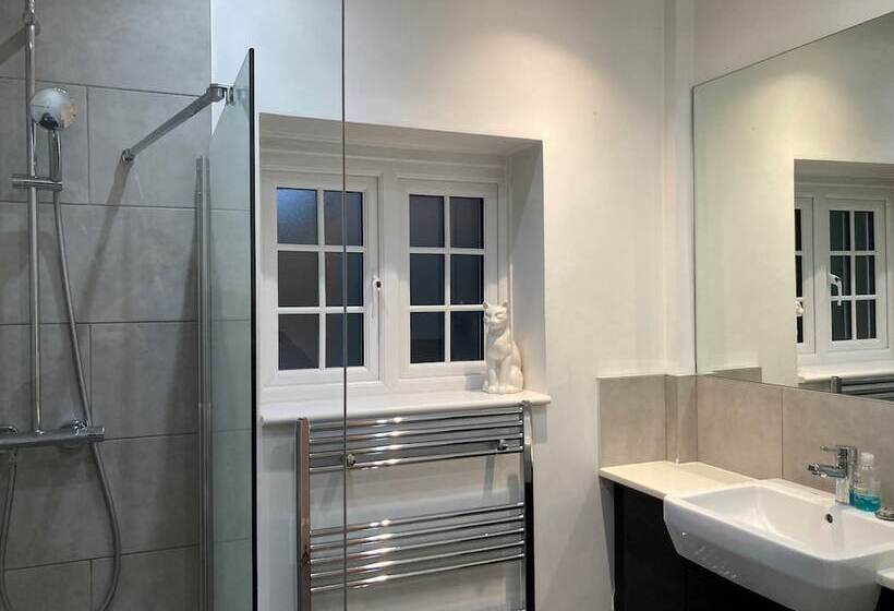 إقامة Amazing 100 Year Old Church Rectory