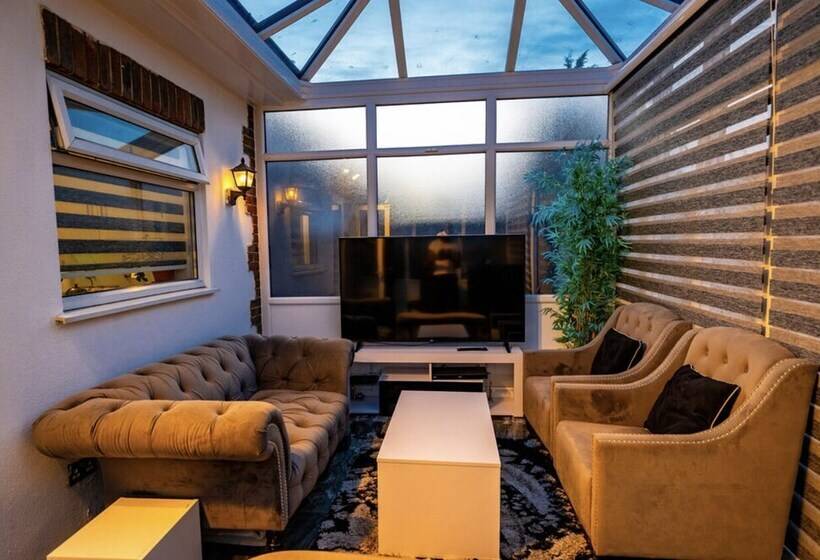 レジデンス Immaculate 3 Bed Luxury House In Dagenham London