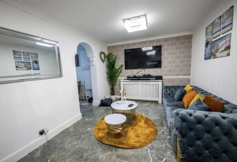 レジデンス Immaculate 3 Bed Luxury House In Dagenham London
