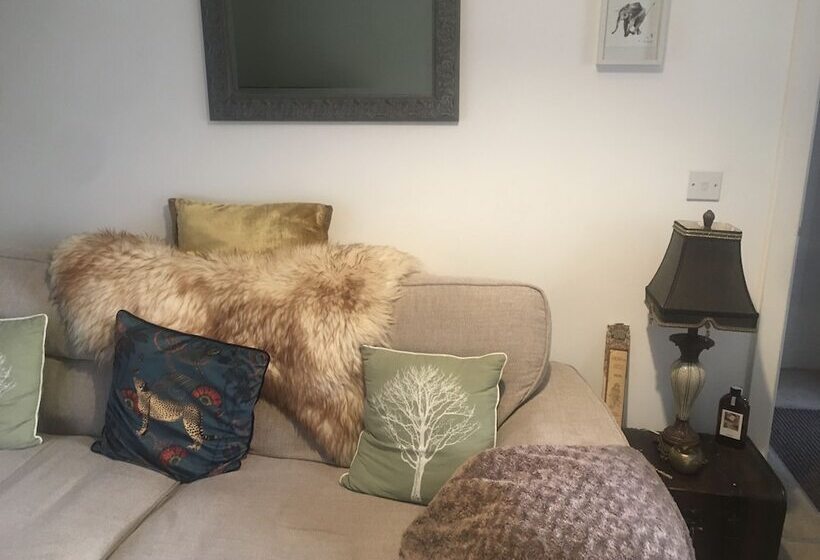 Резиденция Impeccable 2 Bed House In Attleborough