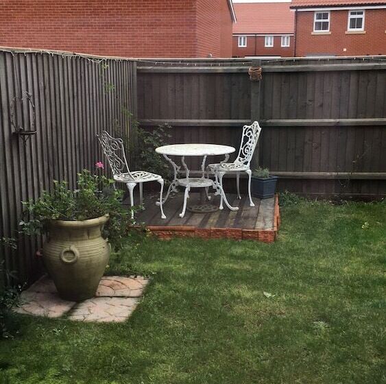 Резиденция Impeccable 2 Bed House In Attleborough