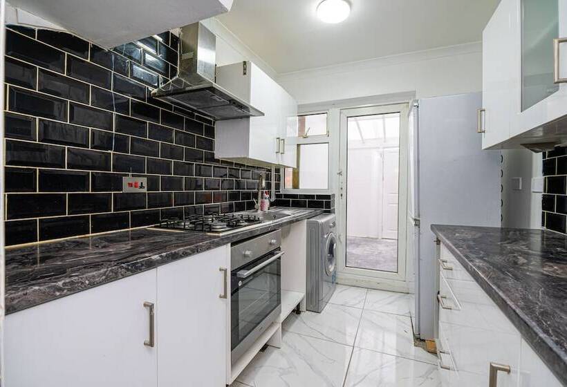 レジデンス Impeccable 3 Bed House In Abbeywood