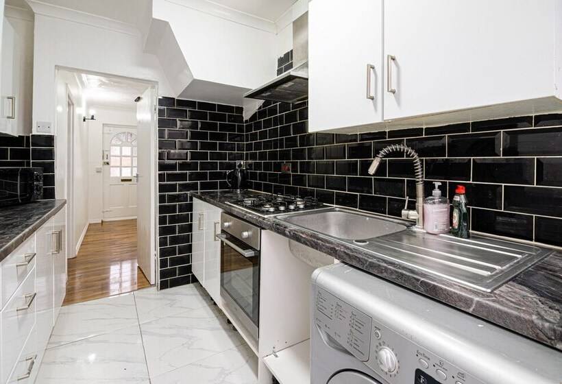 レジデンス Impeccable 3 Bed House In Abbeywood