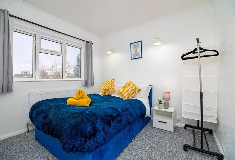 レジデンス Impeccable 3 Bed House In Abbeywood