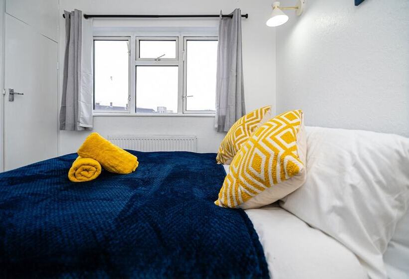 レジデンス Impeccable 3 Bed House In Abbeywood