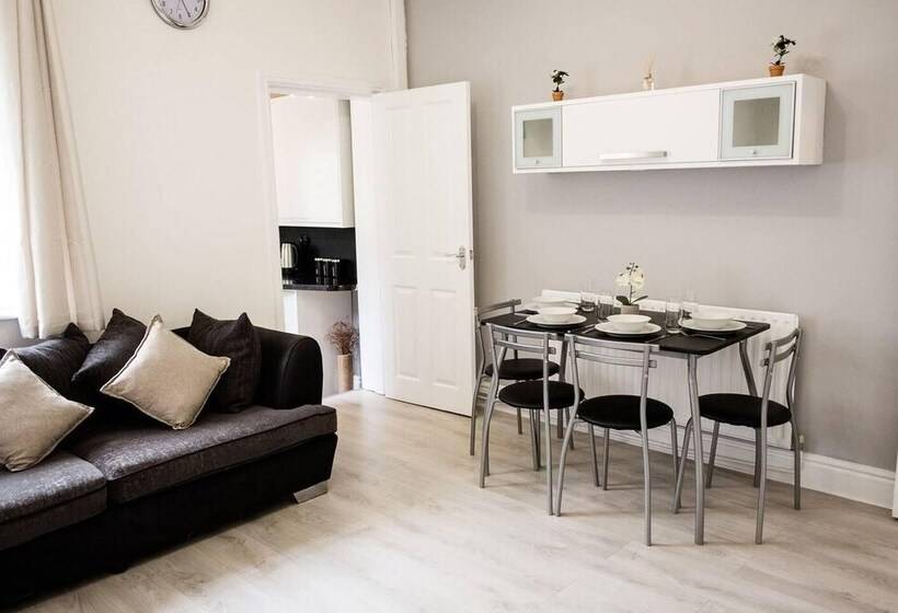 Резиденция Stay Comfortable Close To City Centre 4 Bed House!