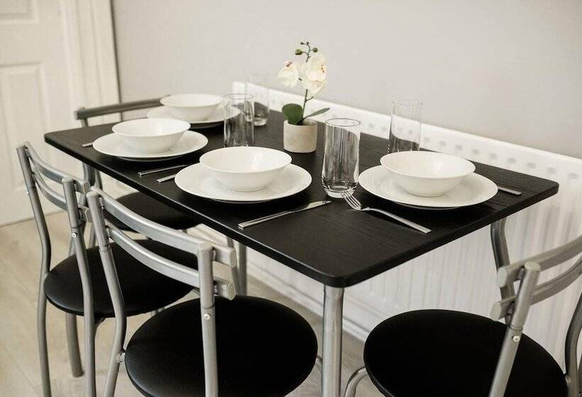 Резиденция Stay Comfortable Close To City Centre 4 Bed House!