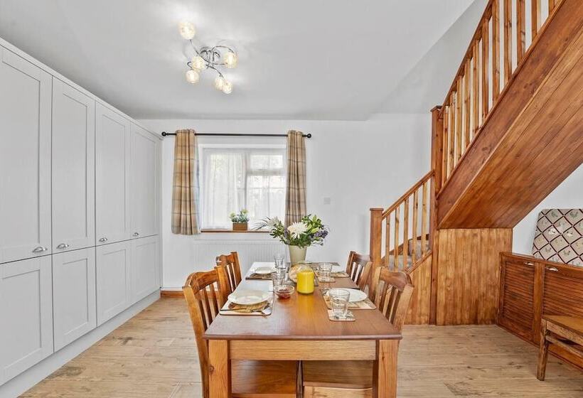 إقامة Lovely 2 Bed House In Canterbury